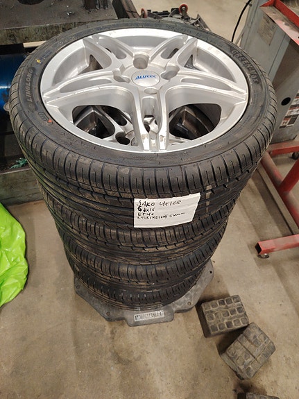 Alumiinivanteet 4x108 uusilla 195/45r16 kesärenkailla.