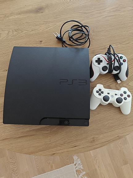 PlayStation 3 Slim + 2 ohjainta + 12 peliä