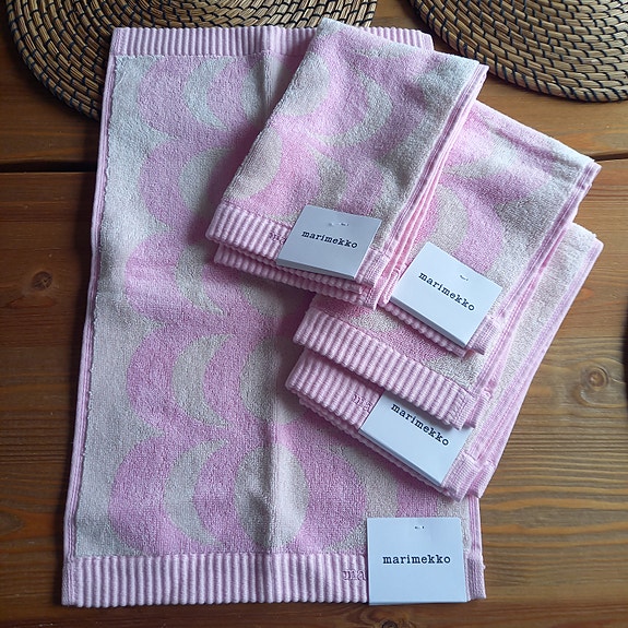 Neljä Marimekko pyyhettä