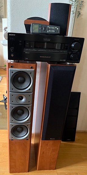 Sony stereosarja kaiuttimilla