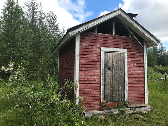 2 HONKAMÖKKIÄ JA 1 LAUTAMÖKKI, PIENI AITTA, PERÄKÄRRY, LEIKATTUA VIHREÄÄ KIVEÄ