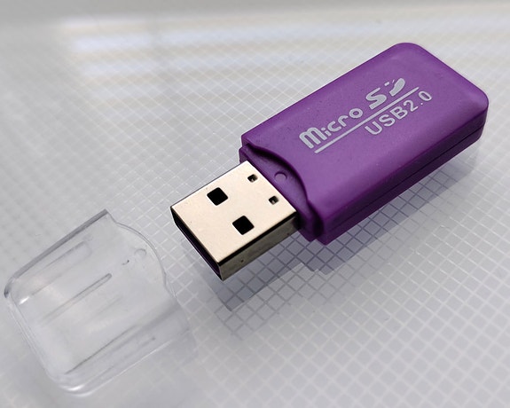 USB-Muistikortinlukija MicroSD-muistikorteille.