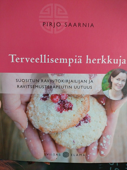 Pirjo Saarnia Terveellisempiä herkkuja -kirja