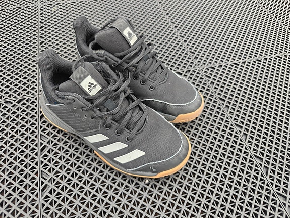 Adidas lasten sisäpelikengät koko 34