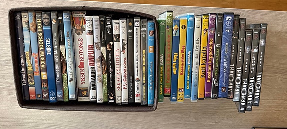 DVD-elokuvia ja -sarjoja pakettina+ 1 VHS