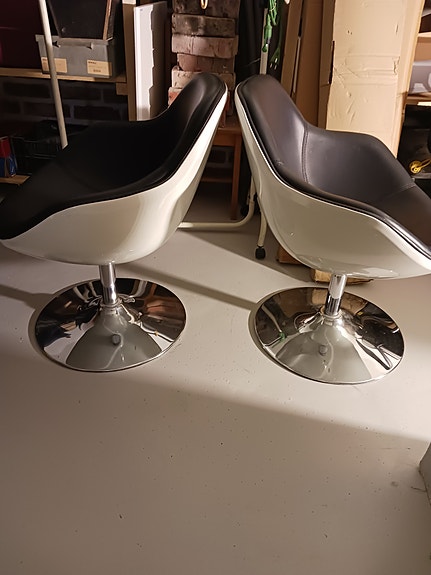 2 pyörivää tuolia