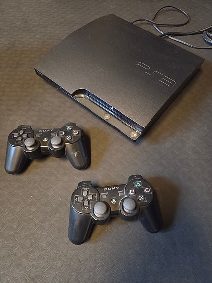 Sony PlayStation 3 Slim 120 GB, 2 ohjainta (1 toimiva) ja pari peliä