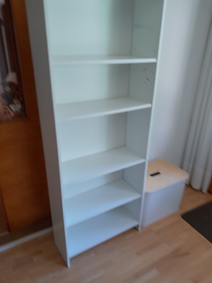 Valkoinen kirjahylly