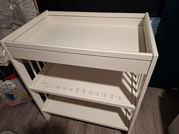 IKEA valkoinen hoitopöytä hyllyillä