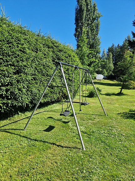 Metallinenrunkoinen lasten pihakeinu