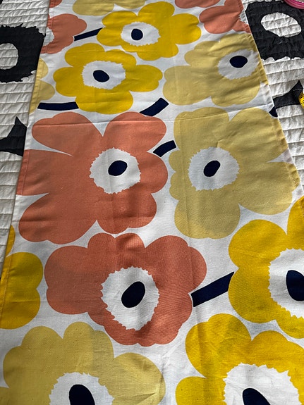 Marimekko Unikko - kankaasta ommeltu kappa n. 125 cm leveä