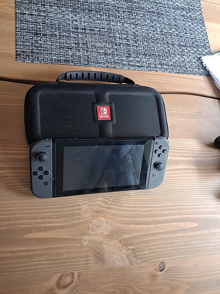Myydään nintendo switch tarvikkeineen