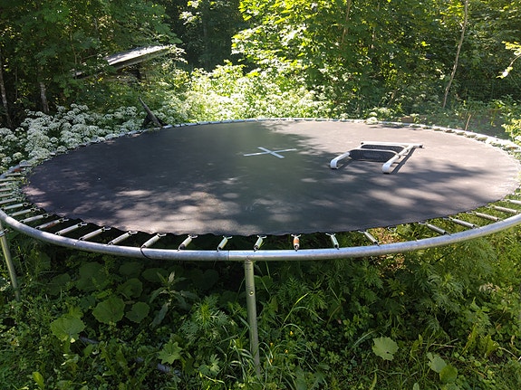 trampoliini turvaverkolla