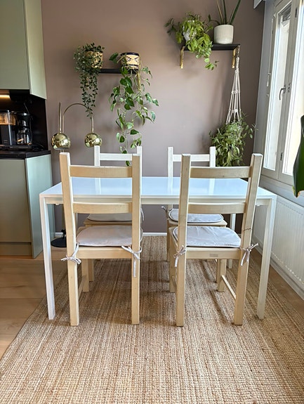 Ruokapöytä ja 4 tuolia