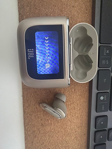JBL Bluetooth-nappikuulokkeet latauskotelolla