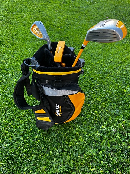 Junioreiden golfbägi ja mailat