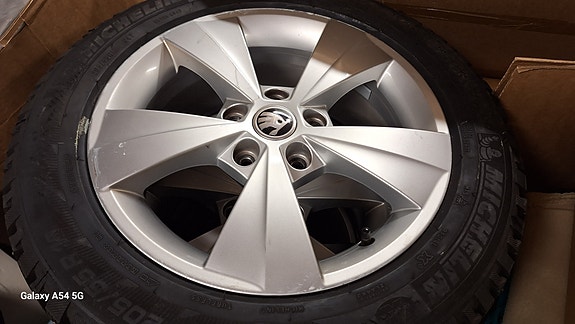 Skoda Octavia alut 16"  + Michelin nastarenkaat