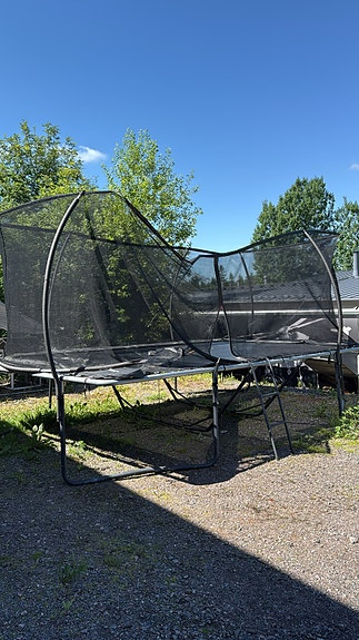 Iso trampoliini