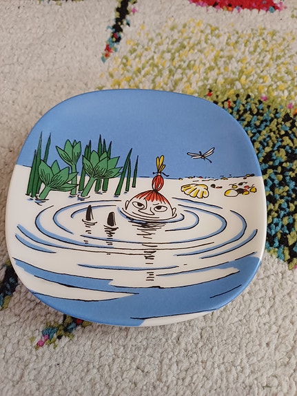 Pikku Myy uimassa seinälautanen vuodelta 1992