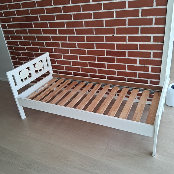 Valkoinen lastensänky