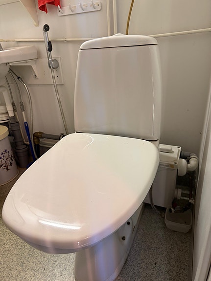 IDO WC-istuin ja LOMAC pumppuyksikkö