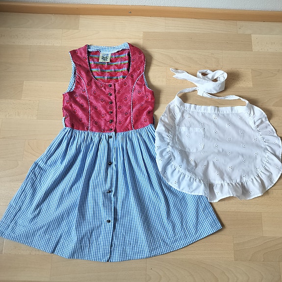 Dirndl ja valkea esiliina