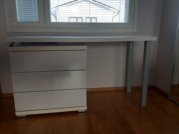 Työpöytä laatikostolla