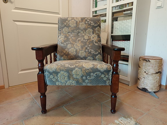 Tyylikäs vintage-nojatuoli puukäsinojilla