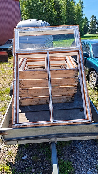 Vanhoja ikkunoita karmeineen
