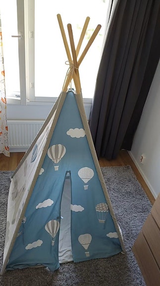 Lasten tiipii teltta