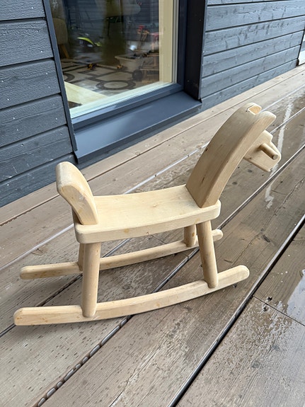 Puinen keinuhevonen