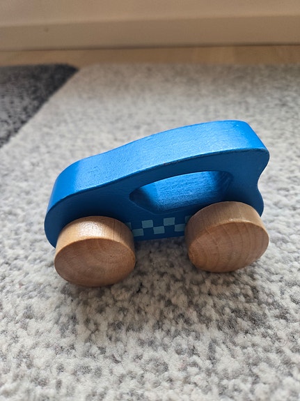 Puinen auto