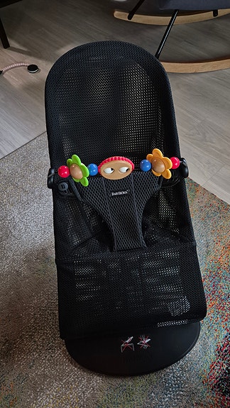BabyBjörn Bliss sitteri lelukaarella