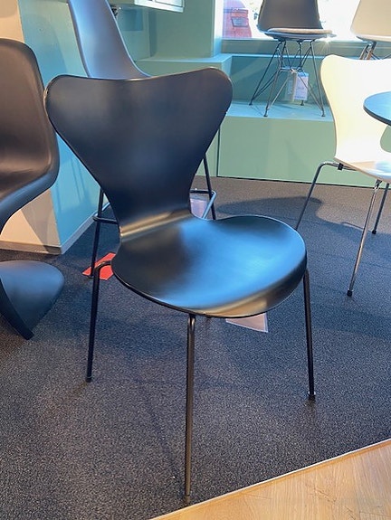 Fritz Hansen Seiska-tuoli 3107 (ovh. 519eur)