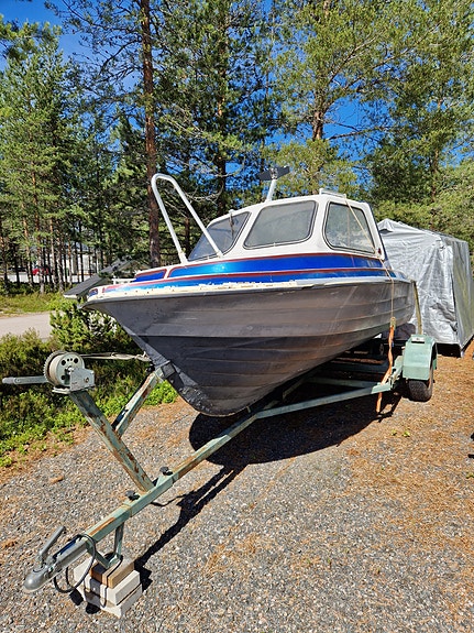 Keskipulpettivene Yamahan moottorilla + traileri