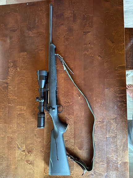 Sauer 100 Classic kiikarilla.