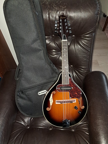 Ibanez elektroakustinen mandoliini sunburst
