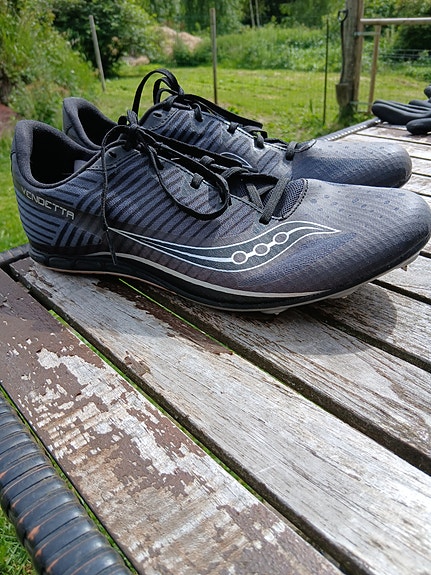 Saucony Vendetta 2 -keskimatkan piikkarit