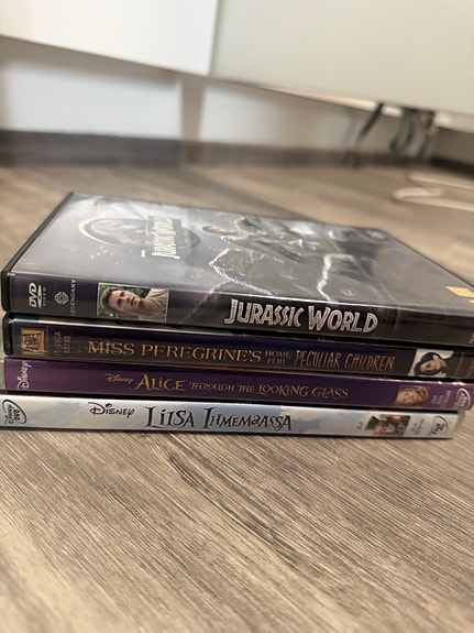 Jurassic World ja Liisa Ihmemaassa DVD