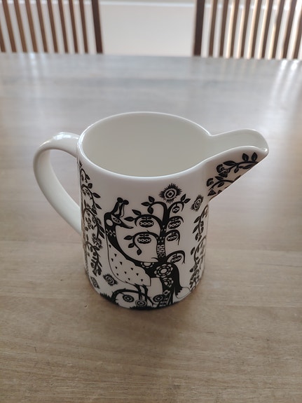 Iittala Taika kermakko valkoinen musta kuvitus