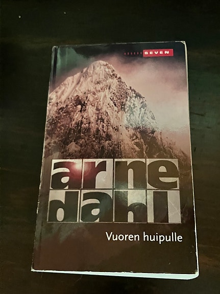 Arne Dahl : Vuoren huipulle