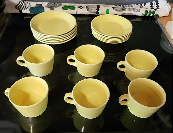 Iittala Teema keltaiset kahvikupit ja lautaset