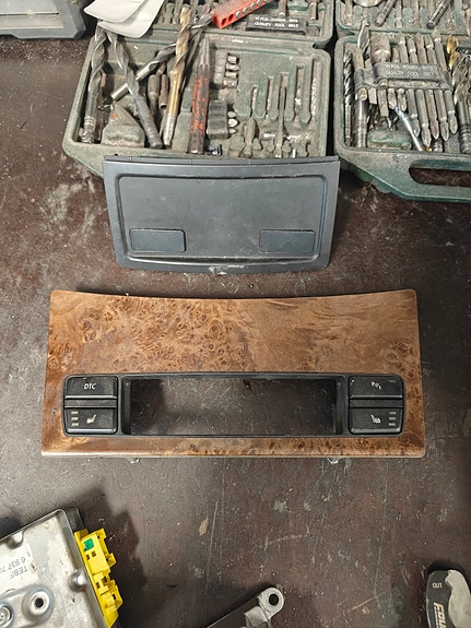 BMW E60/E61 LCI keskikonsolin paneeli