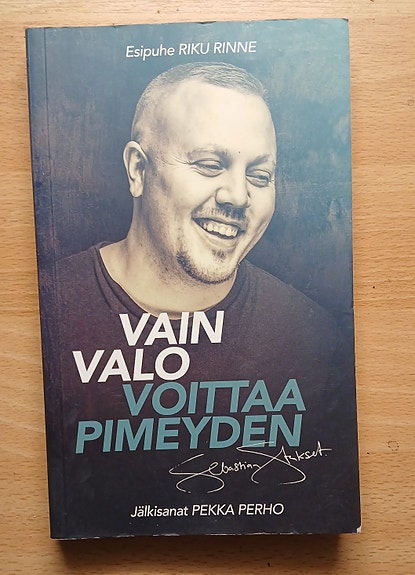 Sebastian Stakset VAIN VALO VOITTAA PIMEYDEN  Kuva ja sana 2018