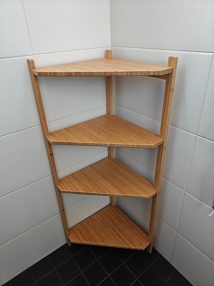 Kylpyhuoneen kulmahylly