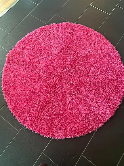 Pinkki pyöreä nukkamatto