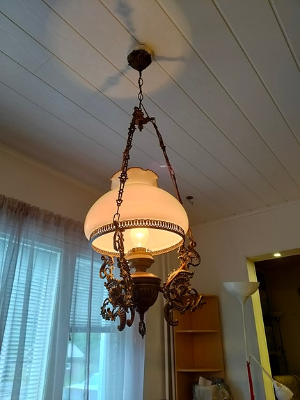 Messinkinen kattokruunu lasikuvulla