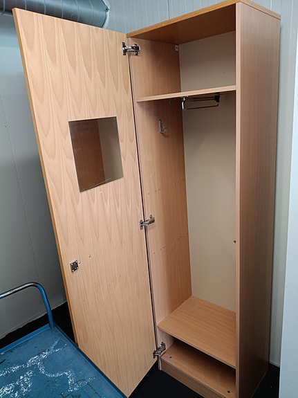 ISKU vaatekaappi peilillä ja vaatetankolla