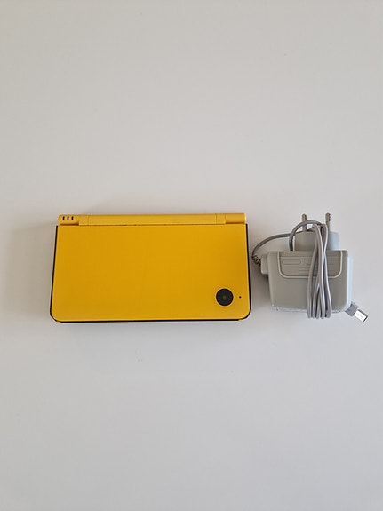 Nintendo DSi XL (keltainen)