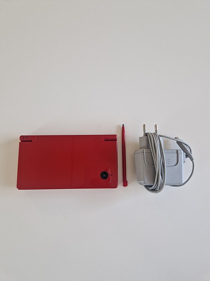 Nintendo DSi (punainen)